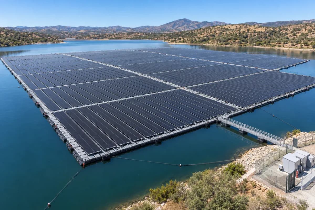نظام كهروضوئي عائم من تيلوريد الكادميوم ذي الأغشية الرقيقة بقدرة 7.3MW للمرافق - نظام عائم عالي الحرارة