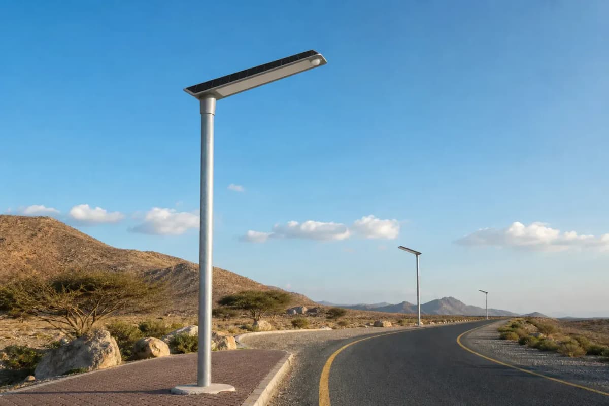 7m All-in-One Security Streetlight 47W - Desert Solar Security Lighting